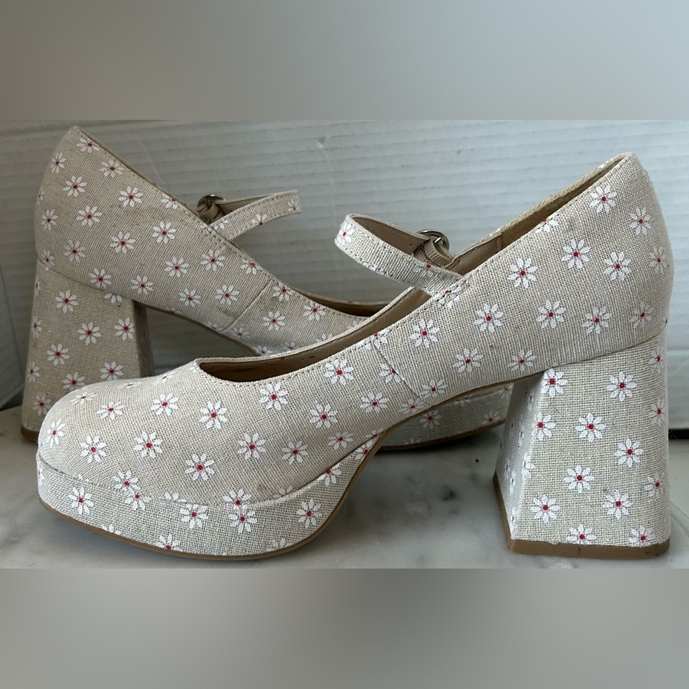 MADDEN GIRL MANTLE DAISY PRINT MARY JANES Sz.8. MINOR IMPERFECTION SEE PHOTOS. - Picture 2 of 10